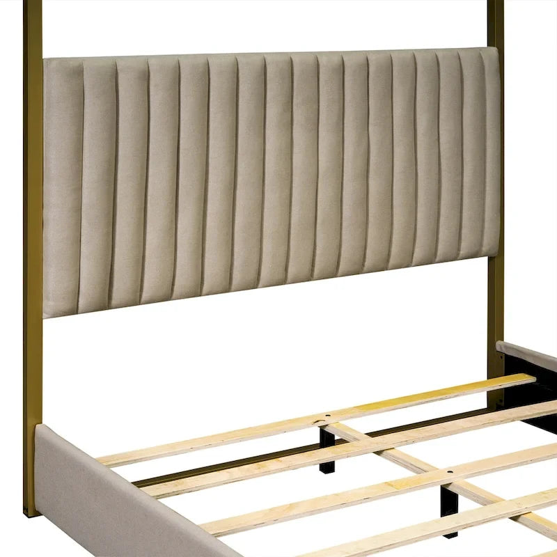 Cama de Casal com Estrutura de Metal e Dossel Estofado em Linho