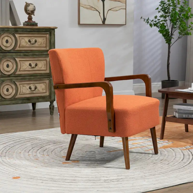 Cadeiras modernas na sala de estar, poltronas com estrutura de madeira