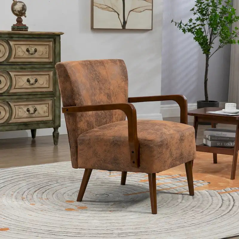 Cadeiras modernas na sala de estar, poltronas com estrutura de madeira